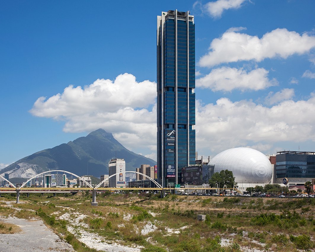 Torre Fiesta Americana Pabellón M en Monterrey, con el Cerro de la Silla de fondo