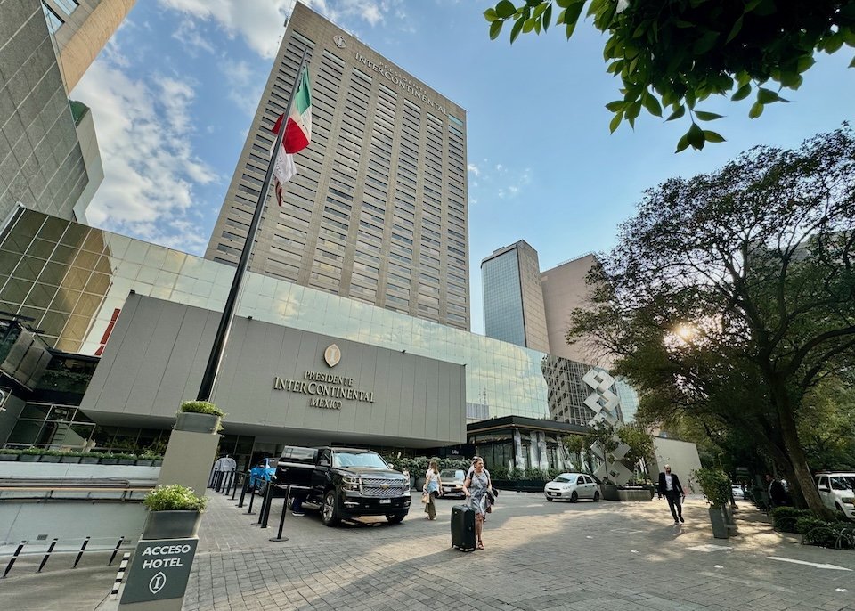 Torre y acceso principal del Hotel Presidente en Ciudad de México