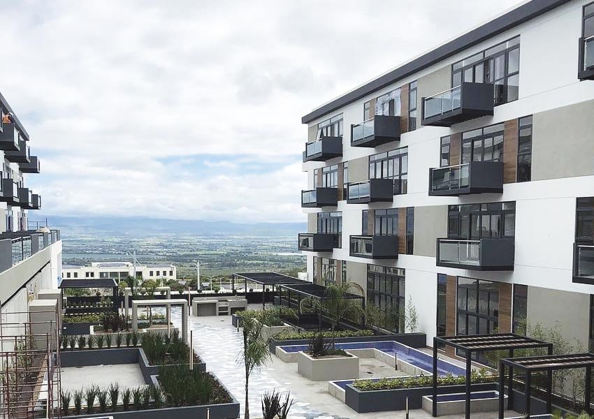 Edificio residencial Xentric Suites con alberca y vista al valle, Querétaro